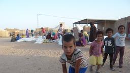 Seit mehr als 40 Jahren leben Menschen in dieser Wüste. Viele bereits in dritter Generation. Geflohen sind die Sahraouis aus ihrer Heimat, die 1975 von Marokko quasi besetzt wurde.  