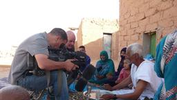 ARD-Korrespondent Stefan Schaaf erfährt von den Menschen im Flüchtlingslager, dass viele Familien seit Jahrzehnten auseinandergerissen sind, denn mitten in der Sahara trennt eine Mauer den marokkanisch besetzten Teil von dem Gebiet, in das sich viele geflüchtet haben.