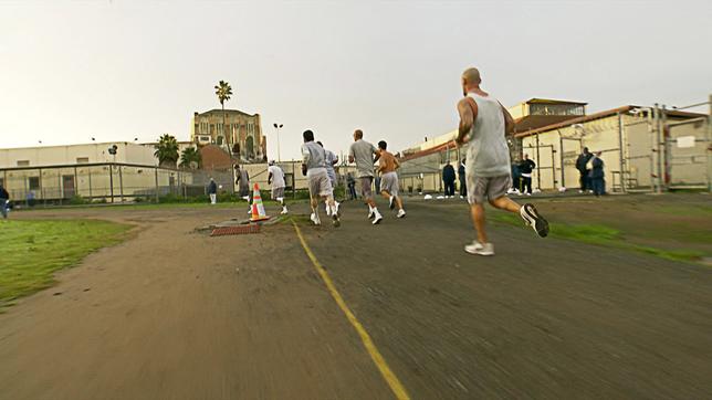 Gefängnisinsassen laufen auf dem Gelände von San Quentin