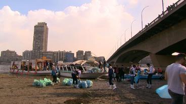 Ägypten: Freiwillige sammeln das Plastik aus dem Nil
