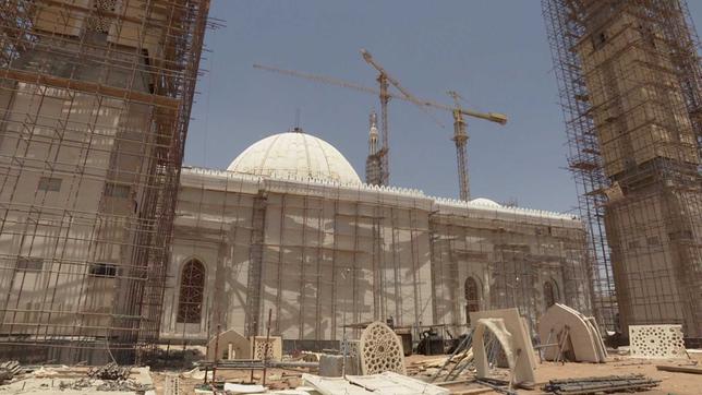 Baustelle mit Kränen, Moschee im Rohbau 