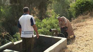 Bild: NDR Hassan wirft seine Wasserpumpe an.