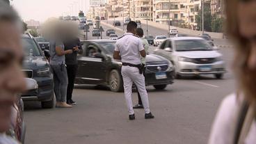 Polizist kontrolliert auf der Strasse