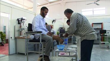 Ägypten: In einem Gesundheitszentrum erhalten Minen-Opfer Bein-Prothesen