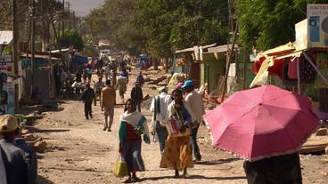 Menschen auf Straße in Ambo