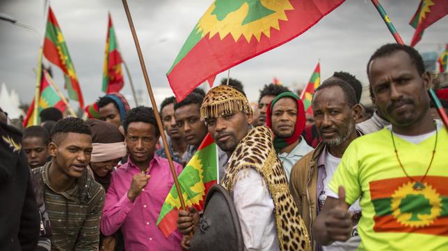 Angehörige der Oromo mit Fahnen