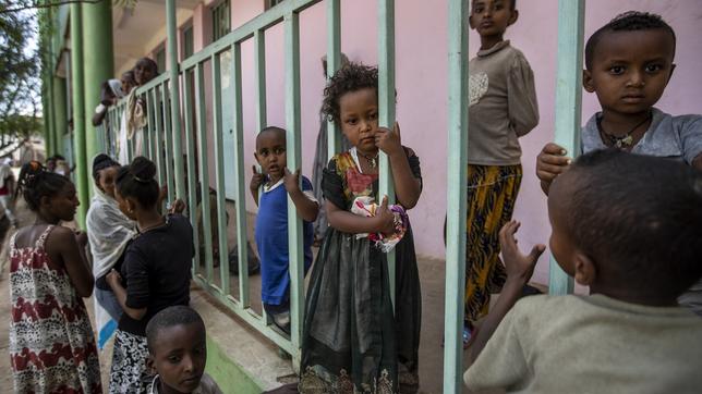 Kinder spielen in einer Grundschule, in der sie mit ihren Familien aus der Konfliktregion Tigray Zuflucht gefunden haben