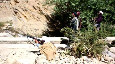Taliban zielt mit Gewehr