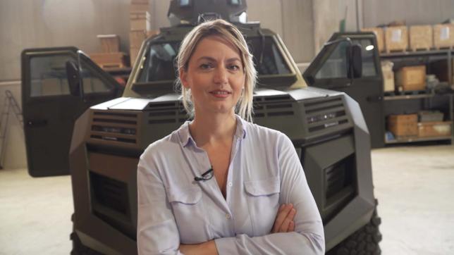 Bild: SWR Unternehmerin Arjeta Puca vor einem gepanzerten Fahrzeug