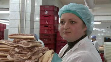 Bild: Bild: BR Eine Arbeiterin der Fabrik