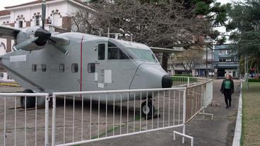Bild: SWR Flugzeug Skyvan ausgestellt vor einer Gedenkstätte