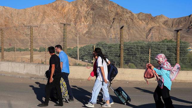 Menschen mit leichtem Gepäck am Grenzübergang an der armenisch-iranischen Grenze im Süden Armeniens