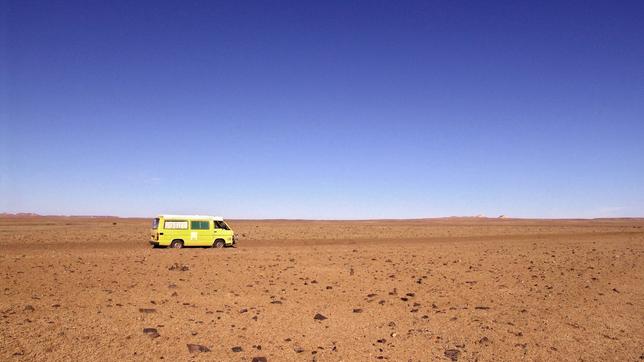 Einsamer Campingbus in australischer Wüste 