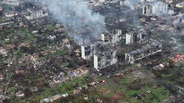 Luftaufnahme zerstörte Häuser in Bachmut