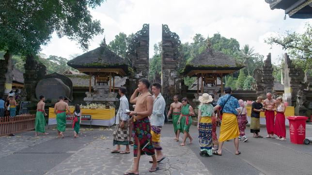 Menschen in Bali an einem Tempel