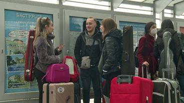 Bild: SWR Musiker warten am Busbahnhof in Belgrad
