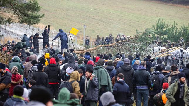 Bild: dpa/BelTA/Leonid Shcheglov Flüchtlinge an der Grenze zwischen Belarus und Polen.