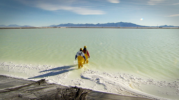 Zwei Männer in Schutzkleidung im Salzsee