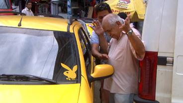 Arnaldo Santos quetscht sich durch parkende Autos