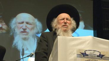 Rabbi Auerbach bei einer Rede
