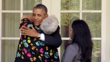 Nancy Biegel und Barack Obama umarmen sich