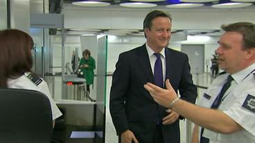 Premierminister David Cameron mit Grenzbeamten