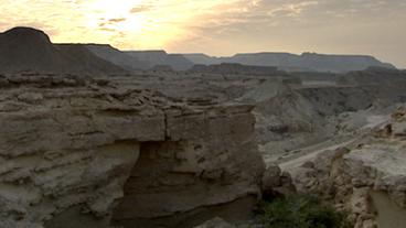 Eine zerklüftete, canyonartige Landschaft