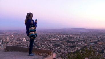 Eine Frau auf einem Berg über Damaskus