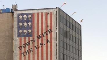 Eine Hauswand mit Stars and Stripes und Slogan