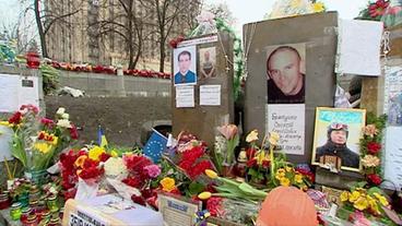 Bild: BR Kerzen, Blumen und Fotos von Männern