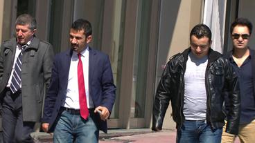Mehmet Baransu mit Leibwächtern