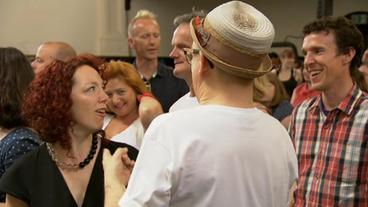 Bild: Bild: BR Rosa Julian mit anderen Besuchern der Assembly