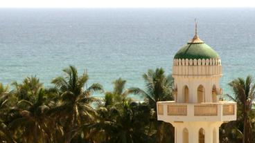 Bild: BR Ein Turm vor dem Meer in Salalah