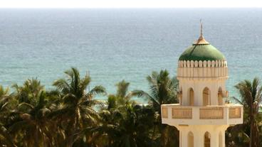 Ein Turm vor dem Meer in Salalah