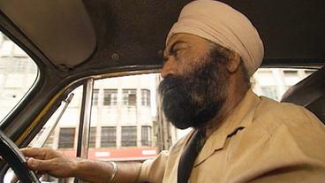 Fahrer Singh am Steuer seines Taxis