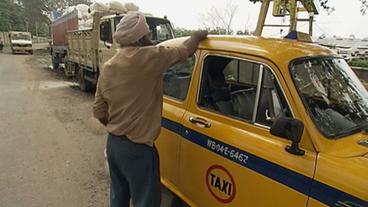 Taxifahrer Singh wäscht seinen Ambassador
