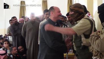 Männer werden von ISIS-Kämpfern mit Handschlag und Schulterklopfen aufgenommen.