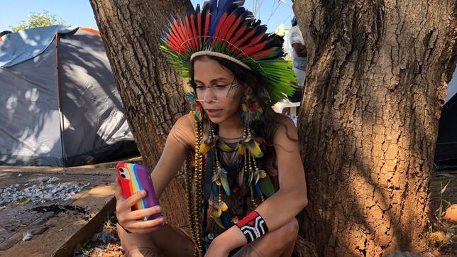 Bild: WDR Brasilien: Alice Pataxo – eine der erfolgreichsten indigenen Influencerinnen im Land – sie kämpft für besseren Klimaschutz