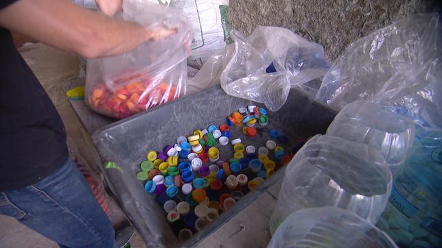 Brasilien: Aus diesen Plastikdeckeln werden Skateboards.