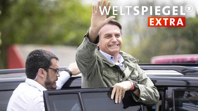 Jair Bolsonaro winkt nach Verlassen des Wahllokals