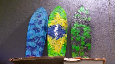 Brasilien: Diese Skateboards aus Plastikdeckeln tragen bis 115 Kilo.