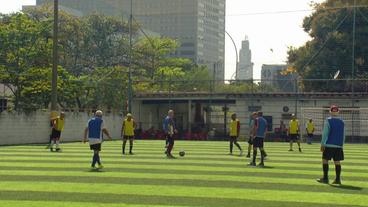 Fußballspieler auf Fußballplatz