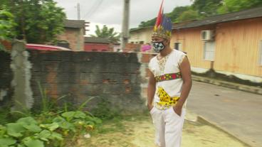 Indigener Bewohner Manaus mit Schutzmaske 