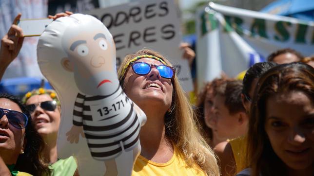 Eine Frau hält einen Luftballon in Form des ehemaligen brasilianischen Präsidenten Lula da Silva während eines Protests gegen Korruption