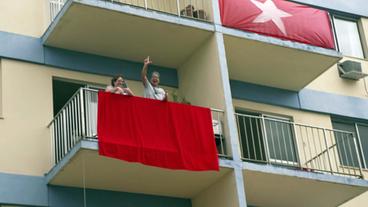 Anhänger von Lula da Silva auf Balkon 