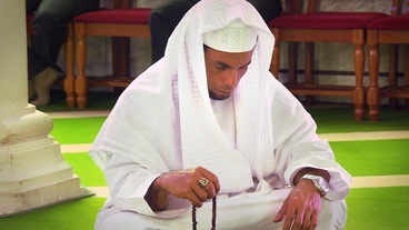 Muslim betet in Moschee