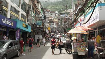 Bild: WDR Brasilien: Viele Bewohner:innen der Favelas laufen in die Schuldenfalle.