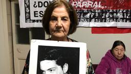 Myrna Troncoso vermisst ihren Bruder Ricardo seit 45 Jahren, seit er von den Schergen Pinochets verschleppt wurde. Sie hofft, das der deutsche Staat jetzt mithilft, das Massengrab zu finden, in dem Ricardo auf dem Gelände der deutschen Sekte Colonia Dignidad liegt. 