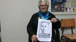 Mercedes Fernández verlor ihren Sohn im Jahr des Militärputsches 1973. Seitdem kämpft sie für Aufklärung, wo ihr Sohn begraben liegt. Nach 45 Jahren hat sie jetzt einen Funken Hoffnung. 
