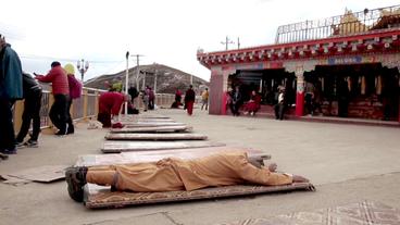 Ein Buddhist liegt auf dem Boden